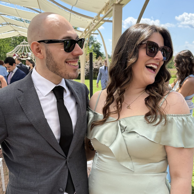 Davide e Francesca sorridono insieme all'aperto